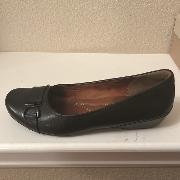 Women’s Clark’s black slip on shoes, size 9. - Picture 5 of 11